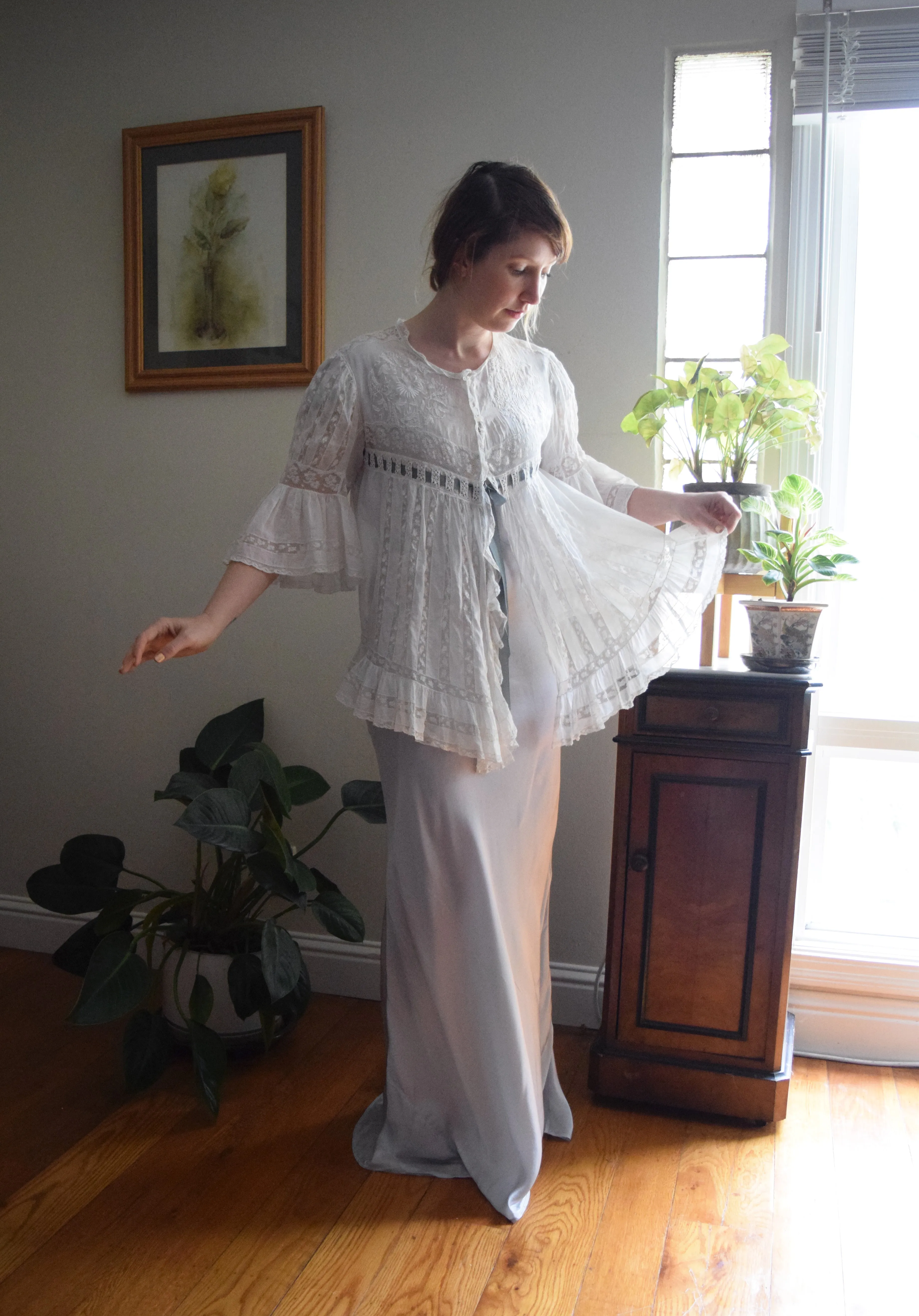 Edwardian bed jacket . antique insertion lace combing jacket . size xs to s/m