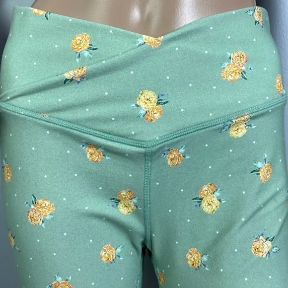 NEW WEWOREWHAT GREEN FLORAL PRINT BIKE SHORTS