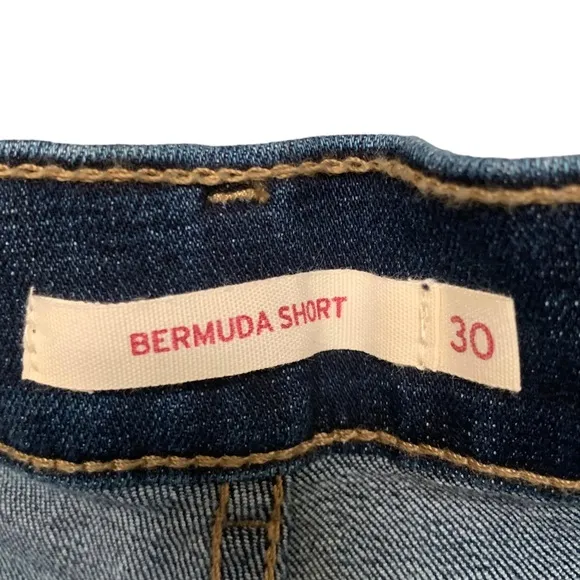 NWT Levi’s Mid Rise Dark Washed Bermuda Shorts Size 10 W30
